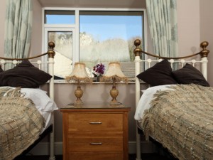 Old Peculier Twin Bed Room with Castleberg View