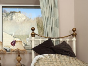 Old Peculier Twin Bed Room with Castleberg View
